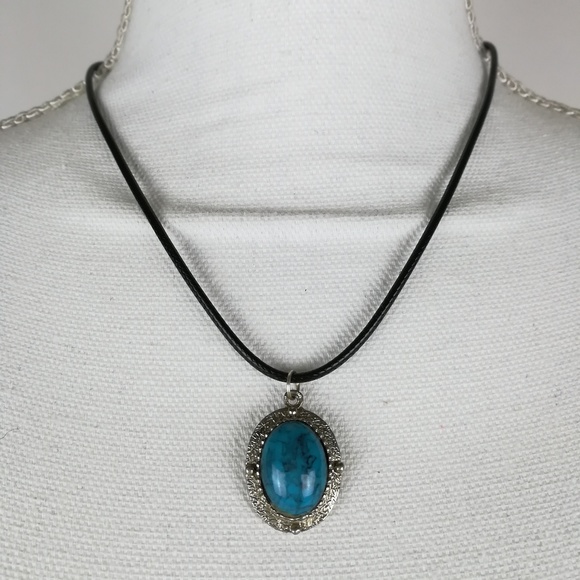 Jewelry - Faux turquoise necklace